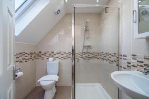 a bathroom with a shower and a toilet and a sink at Spacious Boutique 2 Bed Apartment Retreat Flexi BM in Finchley
