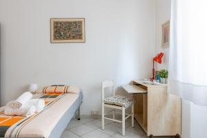 una piccola camera da letto con un letto e una scrivania di Lovely Apartment Between Pisa Tower and Stadium a Pisa