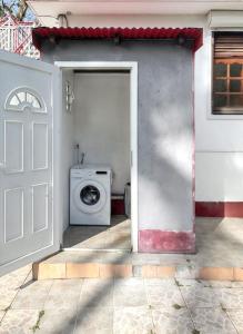 デエエにあるAppartement spacieux avec piscine à Deshaies 200 m² - Jardin privéの洗濯機のある家のドア +17枚の写真
