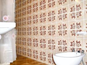 ein Bad mit einem WC und einer Fliesenwand in der Unterkunft Charming house in Ourol with mountain view, large garden. in Merille