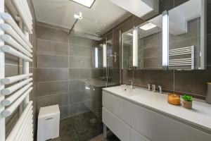 a bathroom with a white sink and a mirror at Cottage Flottant - Vue Lac in Veyrier-du-Lac