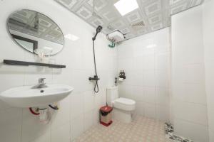 サパにあるLittle View Homestayの洗面台、トイレ、鏡のあるバスルーム +28枚の写真
