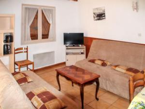 Μια τηλεόραση ή/και κέντρο ψυχαγωγίας στο Maison charmante à Sassis avec vue montagne