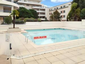 a swimming pool with a sign that reads house exchange at Appartement moderne à Fréjus, 60 m², piscine partagée in Fréjus
