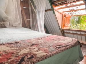 Katil atau katil-katil dalam bilik di Rustic Cabin in Pavones surf brake