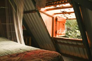 Katil atau katil-katil dalam bilik di Rustic Cabin in Pavones surf brake