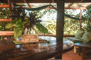 Ruang duduk di Rustic Cabin in Pavones surf brake