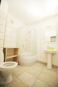 a bathroom with a toilet and a sink at Pensiunea Natura in Craiova