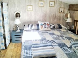 Pouzols-MinervoisにあるMaison intime à Pouzols-Minervois avec jardin et parkingのベッドルーム1室(青と白の毛布を使用したベッド1台付)