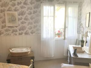 Pouzols-MinervoisにあるMaison intime à Pouzols-Minervois avec jardin et parkingの窓があり、テーブルの上にバスケットが置かれた部屋 +9枚の写真