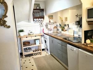 Pouzols-MinervoisにあるMaison intime à Pouzols-Minervois avec jardin et parkingのシンクと食器洗い機を備えた小さなキッチン