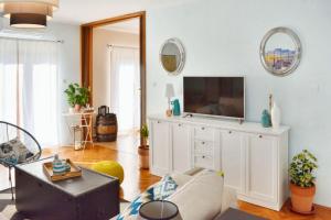 een woonkamer met een televisie op een witte kast bij Spacious Apartment in Klis + Balcony in Klis