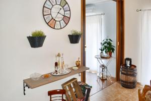 een kamer met een tafel en een klok aan de muur bij Spacious Apartment in Klis + Balcony in Klis +43 foto's