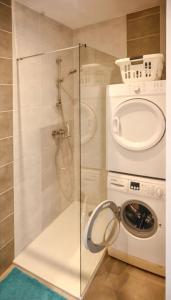 a washing machine and a washer in a bathroom at Villa charmante à Soulac-sur-Mer avec piscine privée in Soulac-sur-Mer