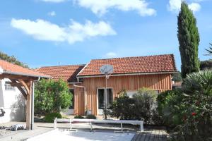 a house with a basketball hoop in front of it at Villa charmante à Soulac-sur-Mer avec piscine privée in Soulac-sur-Mer