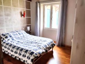 Giường trong phòng chung tại Maison conviviale à Albi avec parking privé