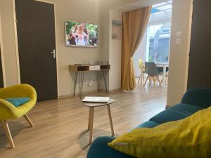 TV a/nebo společenská místnost v ubytování MOCY La Maison