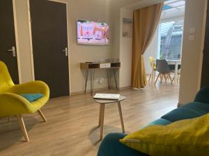 TV a/nebo společenská místnost v ubytování MOCY La Maison