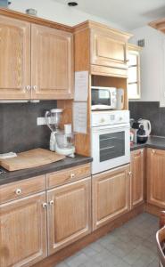 Kuchyň nebo kuchyňský kout v ubytování Maison chaleureuse Verdon-sur-Mer, jardin