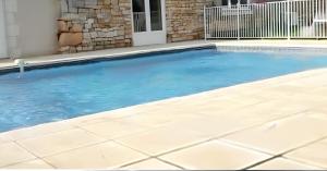 Πισίνα στο ή κοντά στο Maison spacieuse avec piscine partagée à Saint-Vincent-la-Châtre.