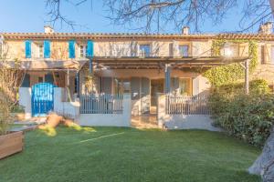 a house with a gate and a yard at Maison Sainte Maxime in Le Plan