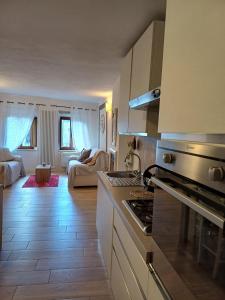 una cocina con estufa horno superior junto a la sala de estar en Casa Bordoli, en Cortona