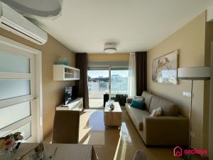 a living room with a couch and a tv at Brisa Azul in Cabanes