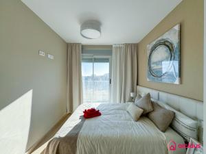 ein Schlafzimmer mit einem Bett mit einer roten Rose darauf in der Unterkunft Brisa Azul in Cabanes + 46 Fotos