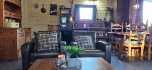 un salon avec deux chaises et une table dans l'établissement The Kottage, à Oostkapelle
