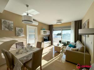 ein Wohnzimmer mit Esstisch und Couch in der Unterkunft Brisa Azul in Cabanes