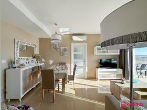 eine Küche und ein Esszimmer mit Tisch und Stühlen in der Unterkunft Brisa Azul in Cabanes