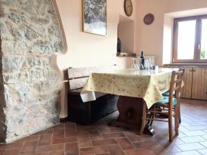 バルガにあるCharming villa in Barga with enclosed garden and fireplaceの石壁のキッチン(テーブル付)