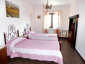 バルガにあるCharming villa in Barga with enclosed garden and fireplaceのベッド2台とシャンデリアのある寝室