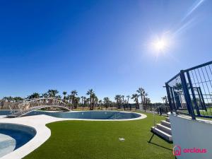 Blick auf den Pool in einem Park in der Unterkunft Brisa Azul in Cabanes