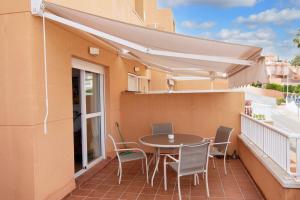 taras ze stołem i krzesłami na balkonie w obiekcie Seaside Apartment in Mojácar + Pool w mieście Mojácar