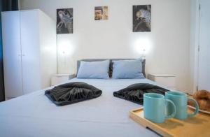 En eller flere senge i et værelse på Las Americas Cattleya