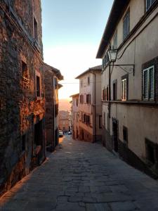 Un callejón vacío con edificios en una ciudad. en Casa Bordoli, en Cortona