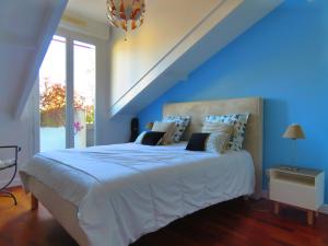 Ένα ή περισσότερα κρεβάτια σε δωμάτιο στο L'OASIS - Loft standing - Terrasse Rooftop - Jacuzzi Spa - Parking