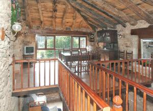 z widokiem na salon i jadalnię w obiekcie Welcoming House in Paradela with BBQ included w mieście Paradela