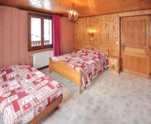 Un dormitorio con dos camas y una ventana. en Appartement confortable à La Chapelle-d'Abondance 75 m² avec jardin, en La Chapelle-dʼAbondance