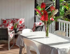 Posezení v ubytování Bungalow charmant à Bouillante avec terrasse et barbecue + 23 fotografií