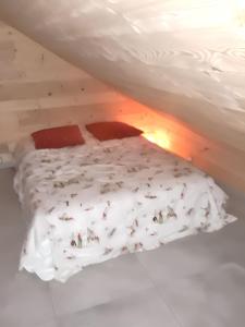 Ένα ή περισσότερα κρεβάτια σε δωμάτιο στο Studio cosy à Saint-Jean-d'Arves 29 m² Vue montagne +20 φωτογραφίες
