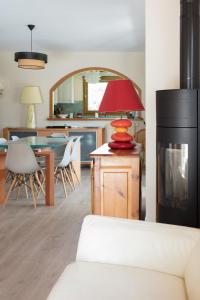 Η κουζίνα ή μικρή κουζίνα στο SEVRIER, maison vue panoramique sur le lac , 8 personnes