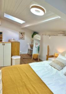 Postel nebo postele na pokoji v ubytování L 'Écrin - Balnéo & Cinéroom + 24 fotografií