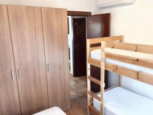 コインにあるCharming Villa in Coín with Private Pool and Large Gardenのベッドルーム1室(二段ベッド2台、クローゼット付) +16枚の写真