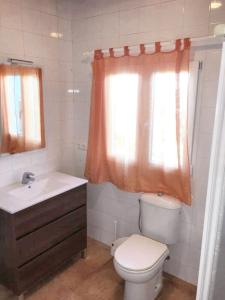 コインにあるCharming Villa in Coín with Private Pool and Large Gardenのトイレ、洗面台、窓のあるバスルーム