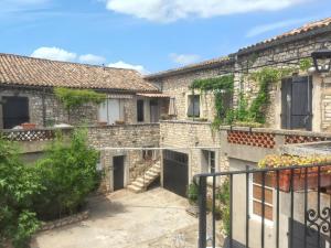 a view of the courtyard of a building at Maison accueillante à Orgnac-l'Aven avec piscine partagée in Orgnac-lʼAven