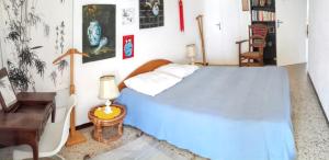 a bedroom with a blue bed and a desk at Maison familiale à Sainte-Marie in Sainte-Marie-Plage +7 photos