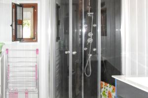 una doccia in bagno con parete nera di Charmante maison de campagne avec jardin et barbecue a Piets-Plasence-Moustrou