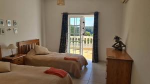 Katil atau katil-katil dalam bilik di Stunning Villa with Pool & View near beach +167 gambar